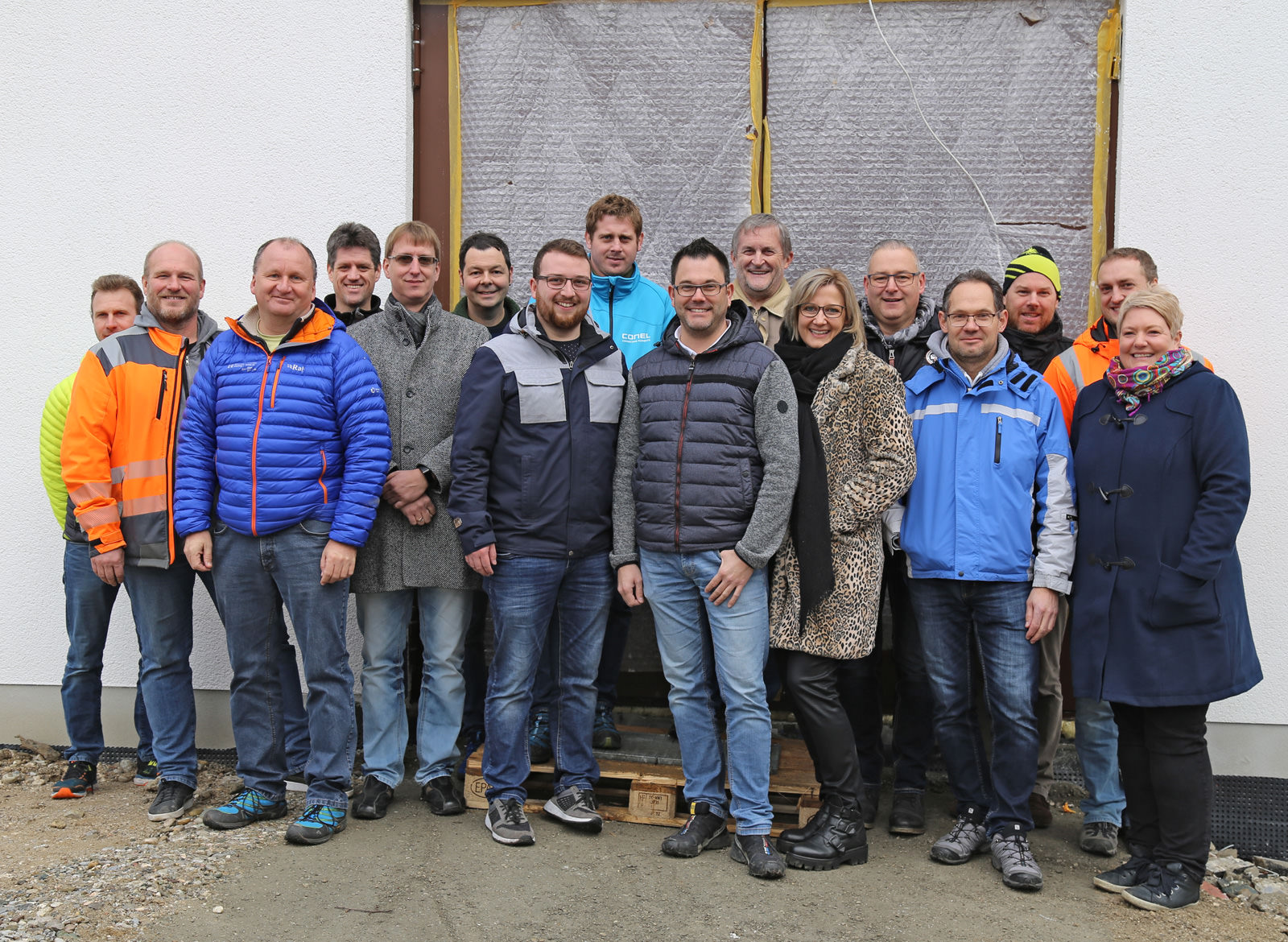 Die Freien Wähler Ainring besichtigten die neuen Hochbehälter. Im Bild von links nach rechts: Franz Wimmer, Wassermeister Bernhard Winkler, Manfred Nowak, Stefan Eberl, Gerhard Lecker, Christian Stehböck, Maxi Wiesbacher, Hans Ortner, Bürgermeister-Kandidat Martin Öttl, Dietrich Nowak, Steffi Schnellinger, Max Schnellinger, Hans Waldhutter, Andreas Mühlbacher, Werkleiter Herbert Thalbauer und Andrea Lämmlein.