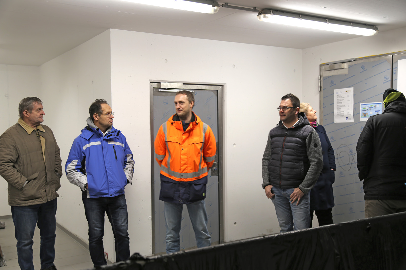 Bürgermeister-Kandidat Martin Öttl (rechts) zeigte sich beeindruckt von der Baustelle und bedankte sich bei allen Mitarbeitern der Gemeindewerke für deren unermüdlichen Einsatz.