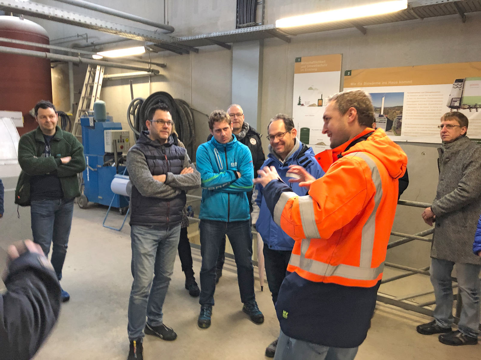 Bürgermeister-Kandidat Martin Öttl (2. von links) ließ sich ausführlich über die aktuelle Technik im Biomasse-Heizkraftwerk informieren. Werkleiter Herbert Thalbauer (2. Von rechts) gab bereit willig Auskunft. Die Kandidaten Christian Stehböck, Hans Ortner, Max Schnellinger, Hans Waldhutter und Gerhard Lecker folgen der Diskussion aufmerksam. 