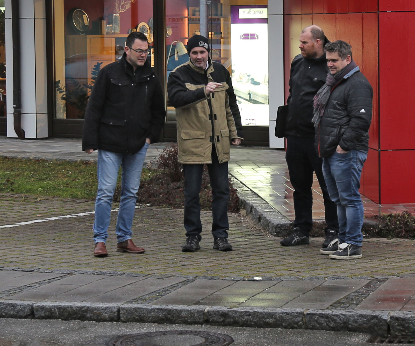 Im Bild von links nach rechts: Martin Öttl, Bürgermeister-Kandidat der Freien Wähler Ainring, lässt sich von Siegfried Reichenberger jun. vom Möbelhaus Reichenberger die Situation erklären. Andreas Mühlbacher und Martin Strobl (ebenfalls Freie Wähler) hören der Darstellung gespannt zu.