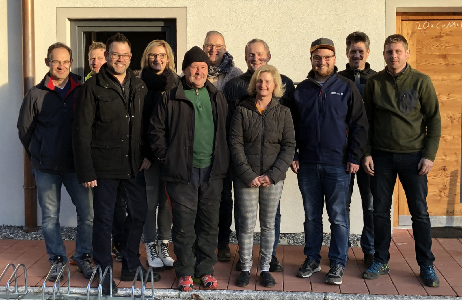 Die Eheleute Heidi und Matthias Wiesbacher (Mitte) freuten sich über den Besuch von Bürgermeister-Kandidat Martin Öttl (3. von links) und den Freien Wählern