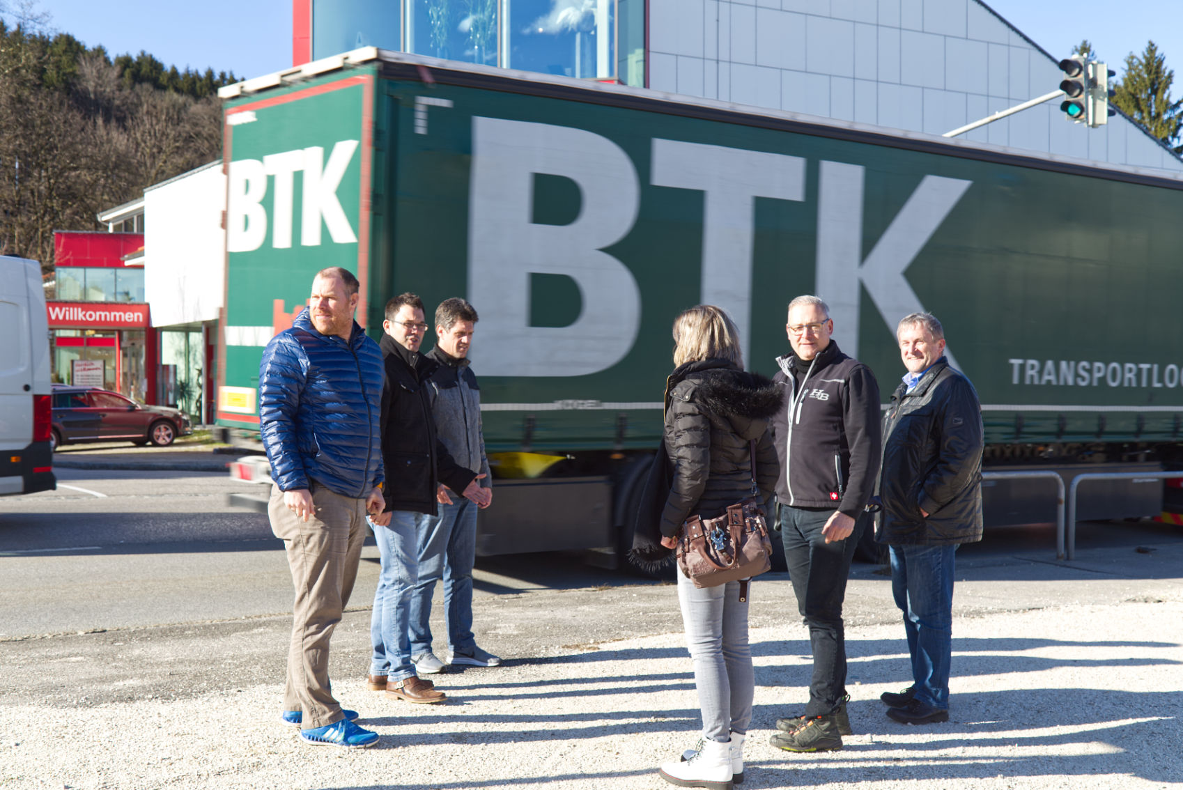 Machten sich im Vorfeld der Infoveranstaltung ein Bild von den hohen Belastungen im Durchgangsverkehr in Hammerau (von links nach rechts): Andreas Mühlbacher (Initiator der Bürgerinitiative), Bürgermeister-Kandidat Martin Öttl, Gemeinderat Stefan Eberl, Steffi und Max Schnellinger und Gemeinderat Dieter Nowak