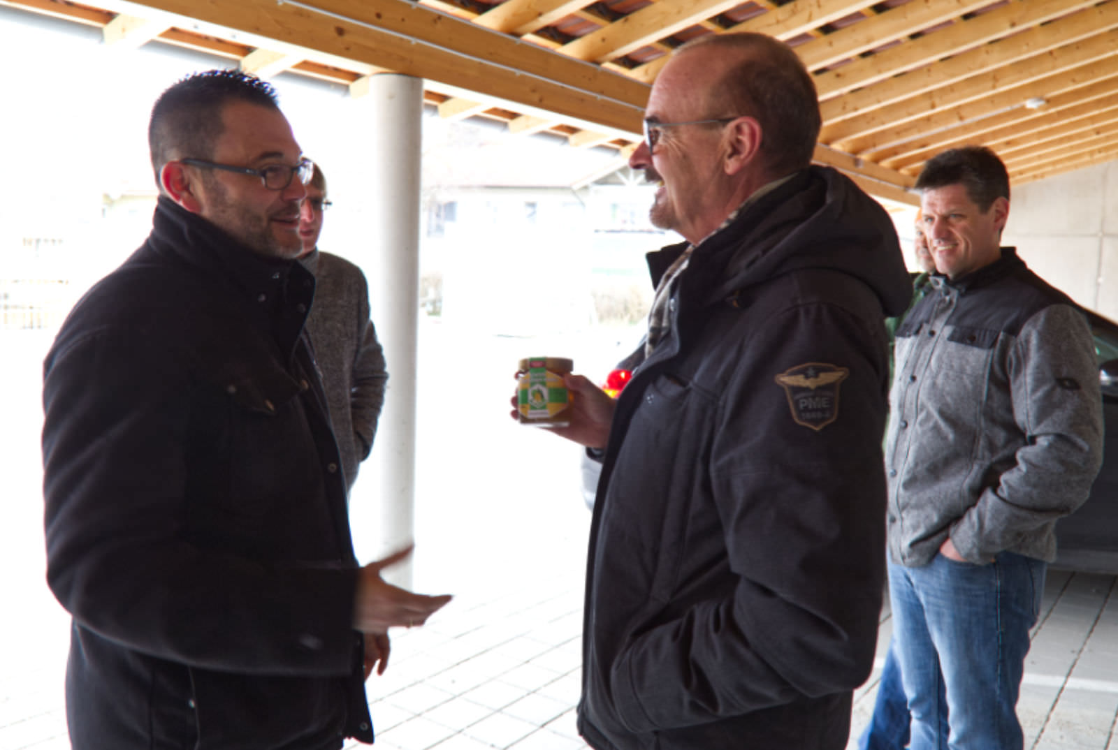 Fanden sofort einen guten Gesprächsdraht zueinander: Bürgermeister-Kandidat Martin Öttl (links) und der Geschäftsführer der Wohnungsbaugenossenschaft Rupertiwinkel Josef Hölzl (Mitte); Gemeinderat Stefan Eberl (rechts) freute sich über die gelungene Ortsbesichtigung