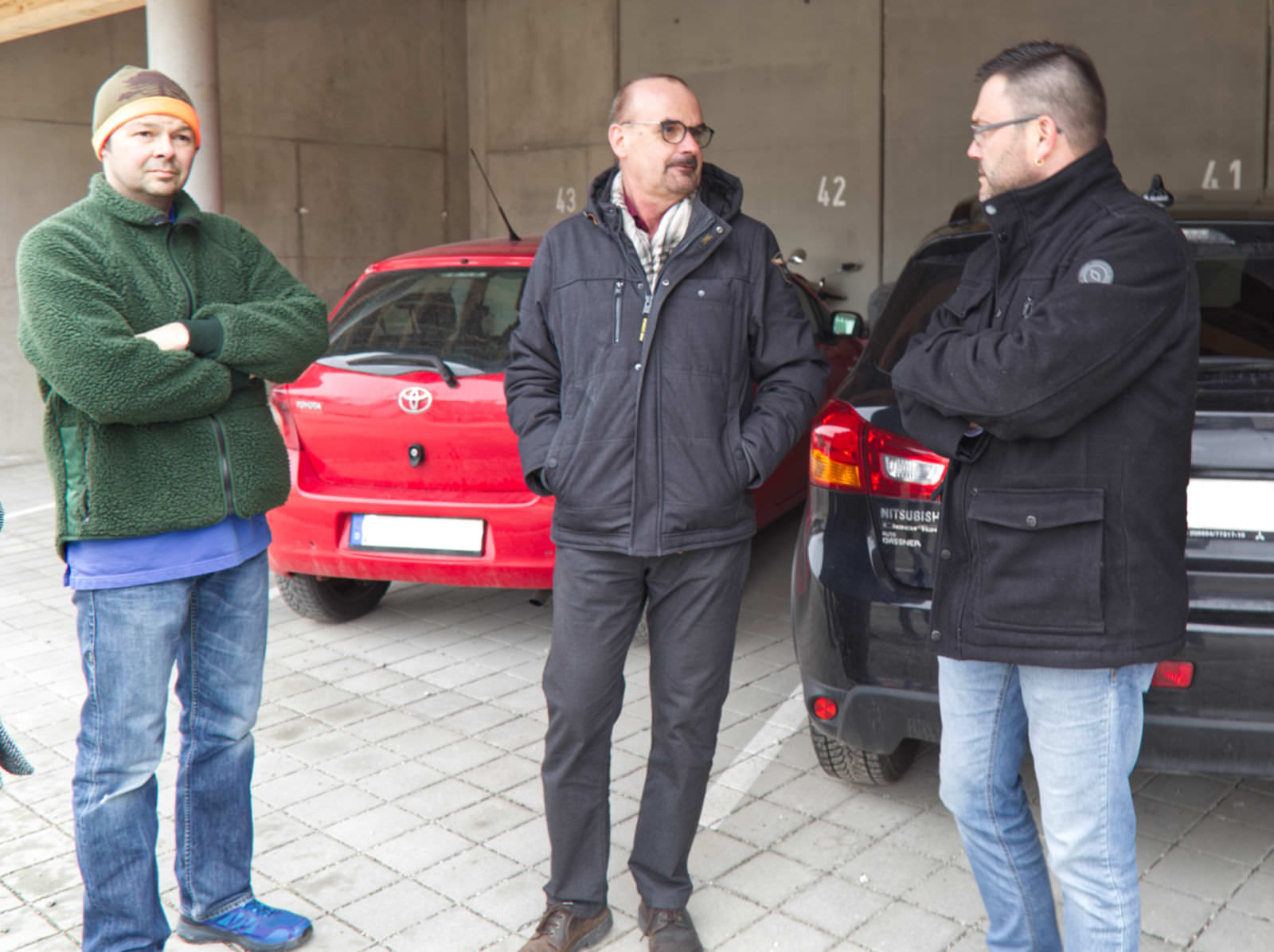 Geschäftsführer Josef Hölzl (Mitte) und Bürgermeister-Kandidat Martin Öttl (rechts) tauschten Informationen und Ideen aus. Gemeinderatskandidat Christian Stehböck (links) lauschte den Ausführungen und Diskussionen