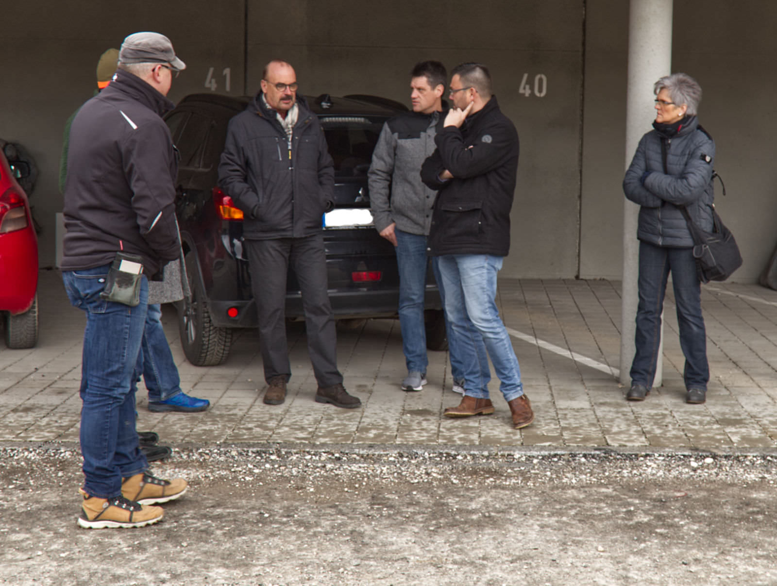 Josef Hölzl (zweiter von links) informierte Bürgermeister-Kandidat Martin Öttl (zweiter von rechts) und die Kandidaten der Freien Wähler über die Wohnungsbaugenossenschaft und deren Ziele. Im Bild rechts Gemeinderatskandidatin Sabine Schneider, Gemeinderat Stefan Eberl (Mitte) sowie Gemeinderatskandidat Max Schnellinger (links im Vordergrund)