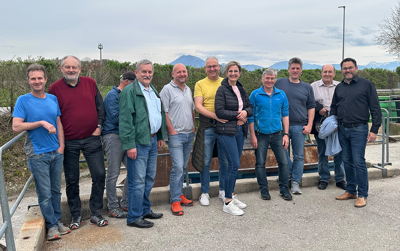 Besuchergruppe der FREIEN WÄHLER beim Wertstoffhof Mitterfelden mit Bürgermeister Martin Öttl (rechts)