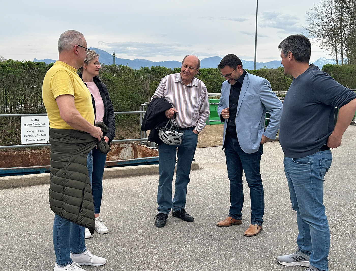 Bürgermeister Martin Öttl (zweiter von rechts) informierte vor Ort Gemeinderäte und Mitglieder der FREIEN WÄHLER; rechts im Bild: Fraktionssprecher Stefan Eberl, links: Max und Steffi Schnellinger sowie Georg Höglauer in der Bildmitte
