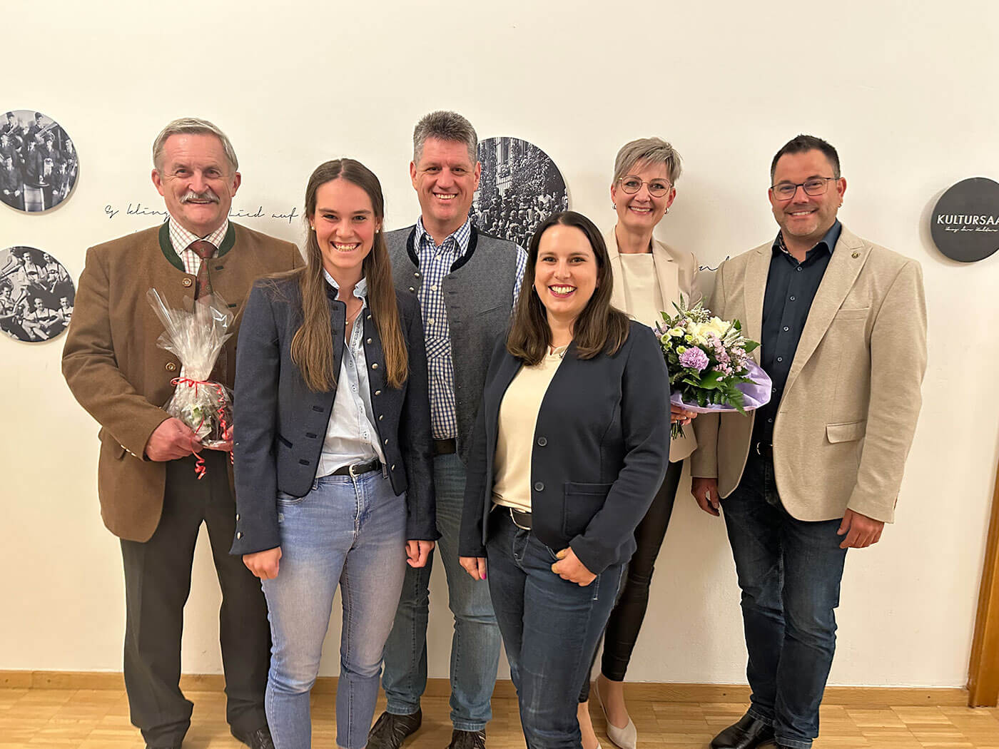 Im Bild von links nach rechts: der ausgeschiedene Vorsitzende Dietrich Nowak, Kassierin Julia Eberl, der neue Vorsitzende Stefan Eberl, Kreisvorsitzende Sabrina Stutz, die scheidende 2. Vorsitzende Steffi Schnellinger und Ainrings Erster Bürgermeister Martin Öttl