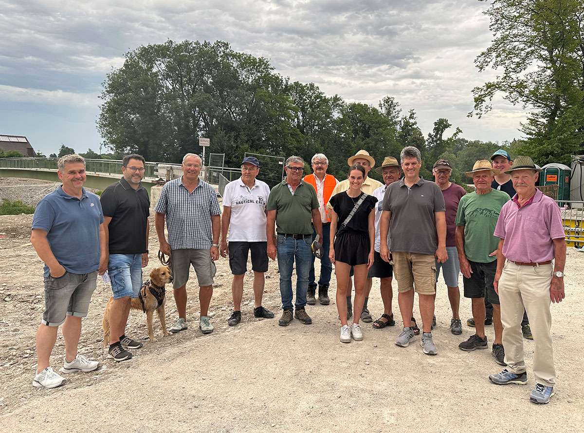 Die FREIEN WÄHLER Ainring beim Besuch der Saalach-Renaturierung: Günther Huber (5. Von links) und Richard Heinz (6. Von links) führten durch die Baustelle. Bürgermeister Martin Öttl (2. Von links) und die Besucher , u.a. mit Altbürgermeister Hans Waldhutter (ganz rechts), waren beeindruckt.