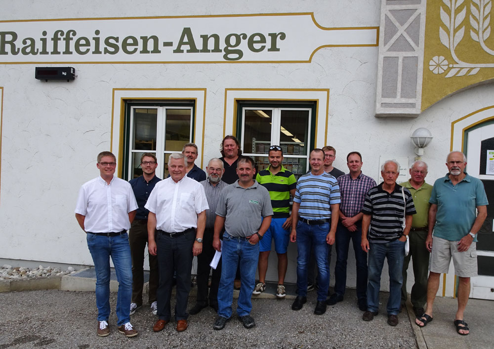 FWG Anger beim Besuch der Raiffeisen