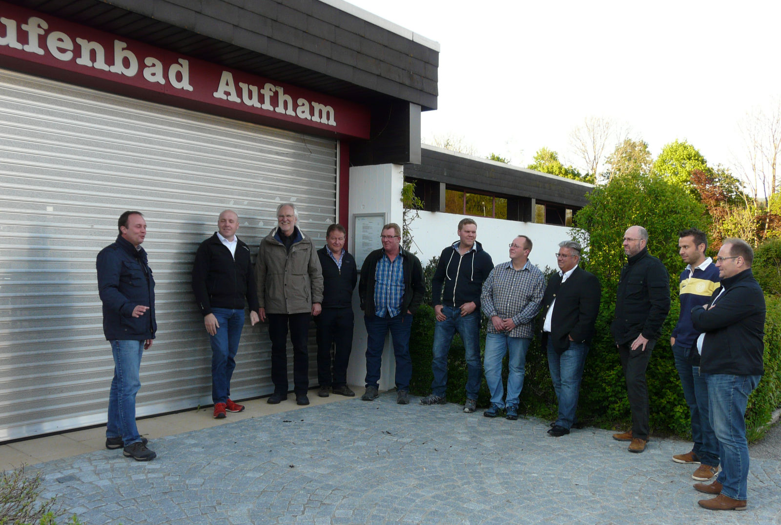 Die FWG-Freunde Anger-Aufham-Högl trafen sich am Aufhamer Staufenbad um sich über die anstehenden Sanierungsarbeiten zu informieren.