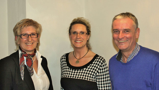 FWG-Vorsitzender Hans-Jürgen Frankenbusch (rechts) und seine Stellvertreterin Gisela Kaniber (links) bedanken sich bei der Referentin Astrid Kaeswurm für ihren aufschlussreichen Vortrag. 