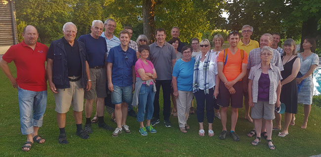 Die Besuchergruppe im Bachei. Stefan Wieneke (fünfter von links) bedankte sich bei Jörg Schmitt (mitte) und Werner Fagerer (links außen) für die interessante Führung. 