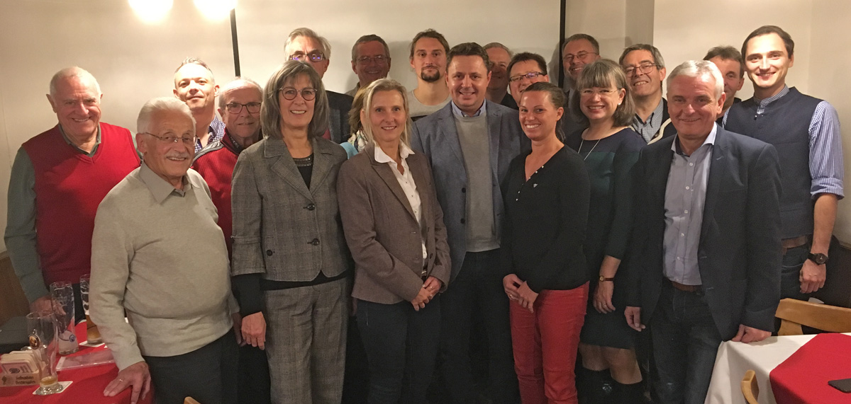 Die Kandidaten der FWG für den Stadtrat mit der Oberbürgermeisterkandidatin Ania  Winter und dem Landratskandidaten Michael Koller von links nach rechts: Fritz Grübl, Ersatzkandidat Max Gastager, Christian Erber, Fritz Baumann, Vera Kaniber, Friedrich Hötzendorfer, Gerhard Fuchs, Gerlinde Brosig (verdeckt), Ania Winter, Stefan Windstoßer, Michael Koller, Christian Herkommer, Werner Huber, Manuela Dormann, Andreas Koder, Kari Stock, Frank Kammel, Hans Frankenbusch, Peter Herndl, Florian Huber Auf dem Bild fehlen: Evelyn Littig, Karin Freyer, Josef Voglreiter, Siegfried Perchermeier, Gerhard Landvogt, Walther Huber.