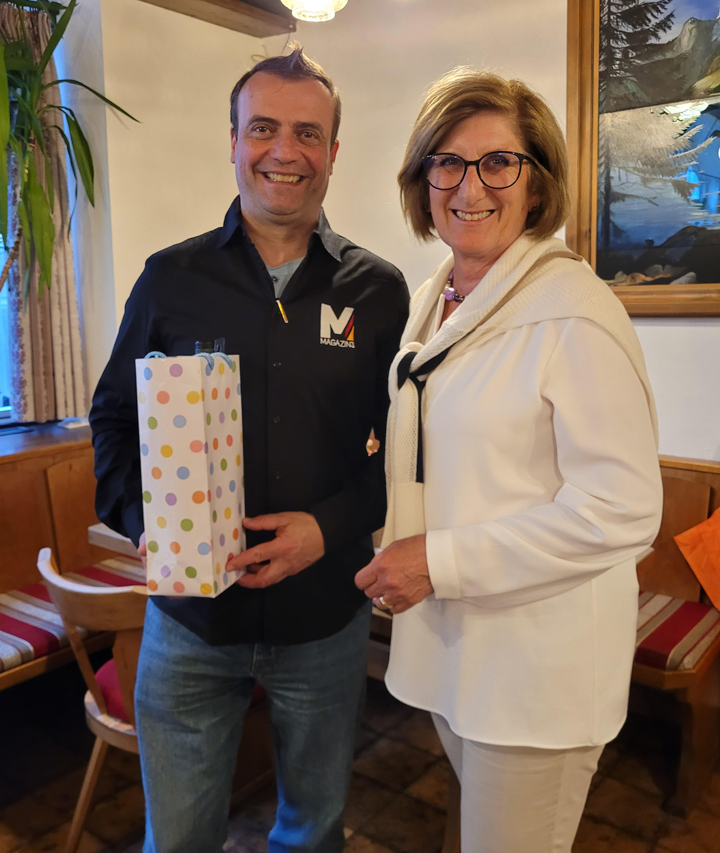 Gisela Kaniber (rechts) bedankte sich bei Mike Rupin