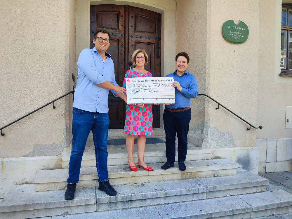 Kristof Hötzendorfer (links) und Gisela Kaniber (mitte) übergeben den Scheck an Oberbürgermeister Dr. Christoph Lung (rechts)