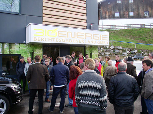 Besucher vor dem Biomasseheizkraftwerk