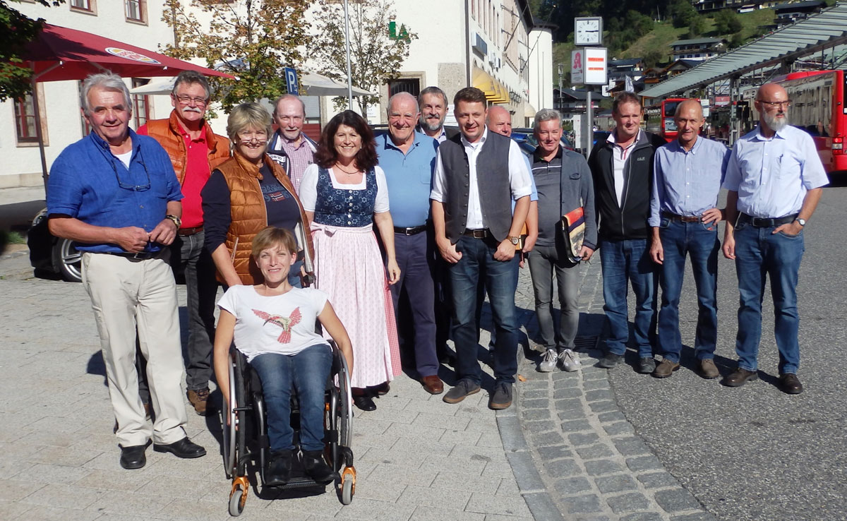 Von links: Peter Hüttinger, Anton und Rosi Plenk, davor Sabine Beitz, Fritz Sparrer, Brigitte Rudholzer (Direktkandidatin Bezirkstag), Fritz Grübl (Listenkandidat Landtag), Dieter Novak, Michael Koller (Direktkandidat Landtag), Helmut Langosch, Klaus Satra, Richard Schwab, Sepp Wenig, Hans Walch (Listenkandidat Bezirkstag).