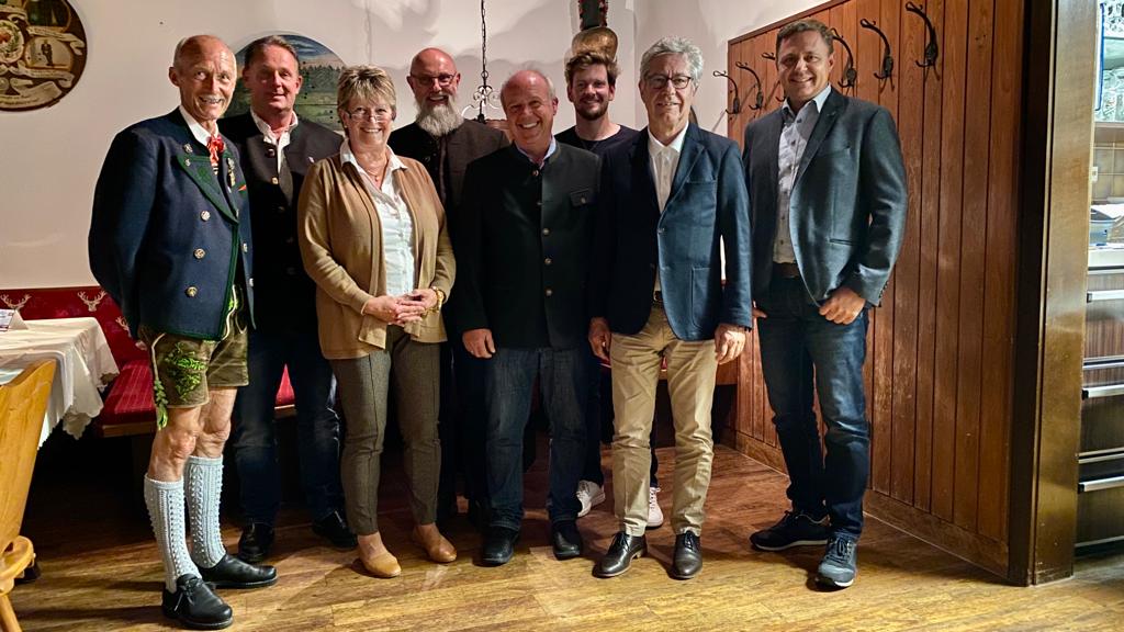 Gruppenbild der Vorstandschaft - Von links: Sepp Wenig (2. Bürgermeister), Richard Schwab (stellv. Vorsitzender), Rosemarie Plenk (Schatzmeisterin) Hans Walch (Schriftführer) Helmut Langosch (Vorsitzender), Anton-Quirin Plenk (Gemeinderat), Karl Seiberl (Kassenprüfer), Michael Koller (Gemeinderat, stellv. Landrat).