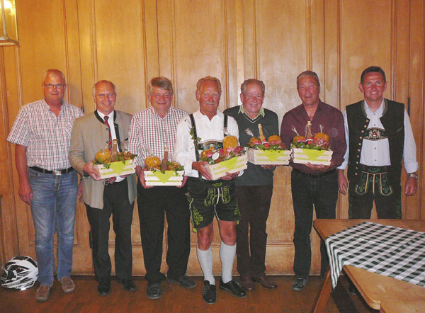 Auf dem Foto von links nach rechts: Fraktionssprecher Rudi Zeif, Kreisvorsitzender und verabschiedeter Fraktionssprecher Franz Schießl, die verabschiedeten Kreisräte Hans Niederstrasser, Hans Waldhutter, Wolfgang Heitmeier und Manfred Vonderthann und der Stv. Fraktionssprecher Richard Lenz.