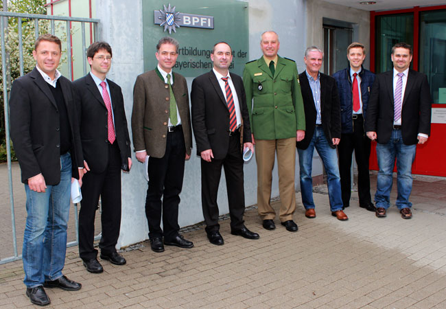 Im Bild bei der Besichtigung des Fortbildungsinstitutes der bayerischen Polizei in Ainring von links nach rechts: Michael Koller (FW BGL), Ministerialrat Roland Kerscher (Bayer. Staatsministerium des Innern, für Bau und Verkehr), Florian Streibl (MdL), Hubert Aiwanger (Mdl), Leitender Polizeidirektor Johann-Peter Holzner (BPFI Ainring), Hans Frankenbusch, Stefan Wieneke und Martin Strobl (alle FW BGL).