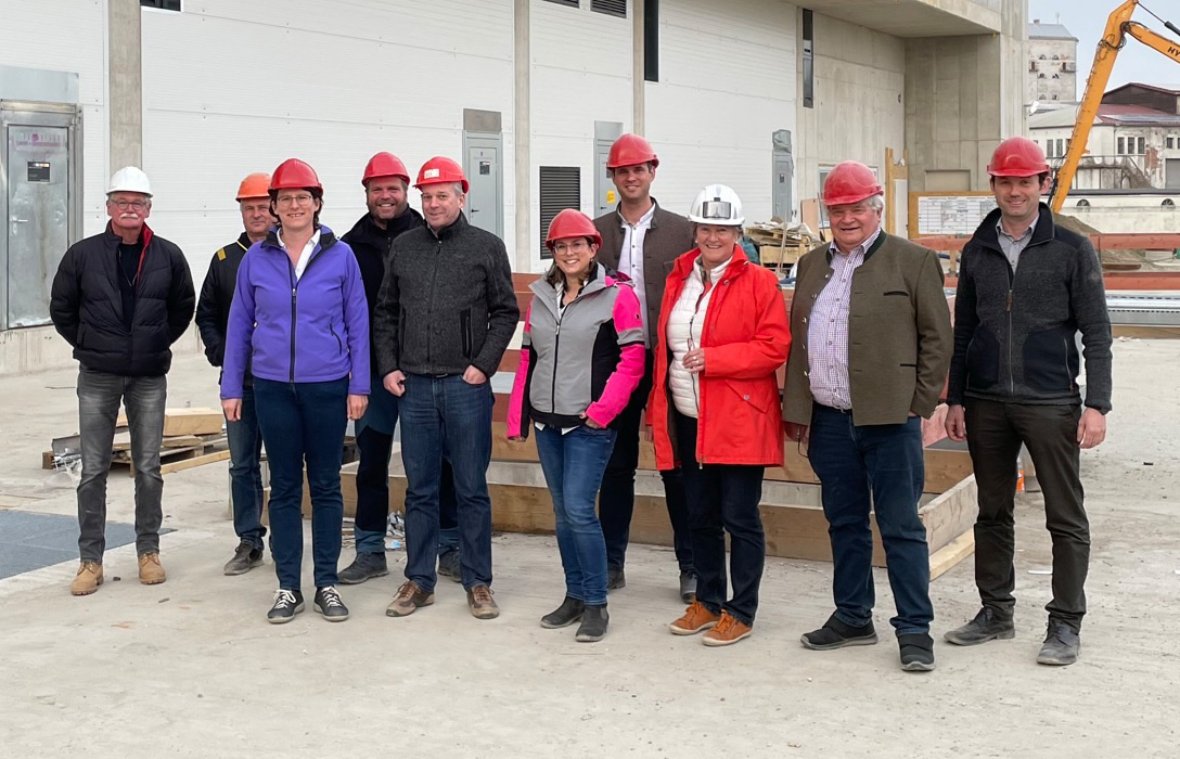 Besuchergruppe vor der Baustelle