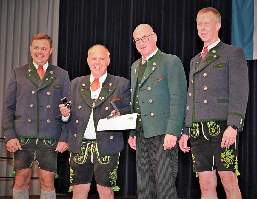 Helmut Langosch erhält Ehrennadel des Landkreises in Gold