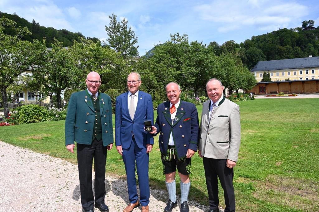 Helmut Langosch erhält Ehrennadel des Landkreises in Gold