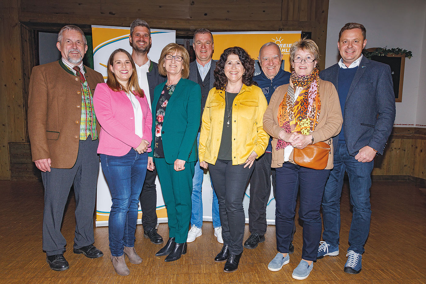 Dietrich Nowak, Sabrina Stutz, Daniel Längst, Gisela Kaniber, Thomas Janzen, Brigitte Rudholzer, Fritz Grübl, Rosmarie Plenk und MdL Michael Koller.