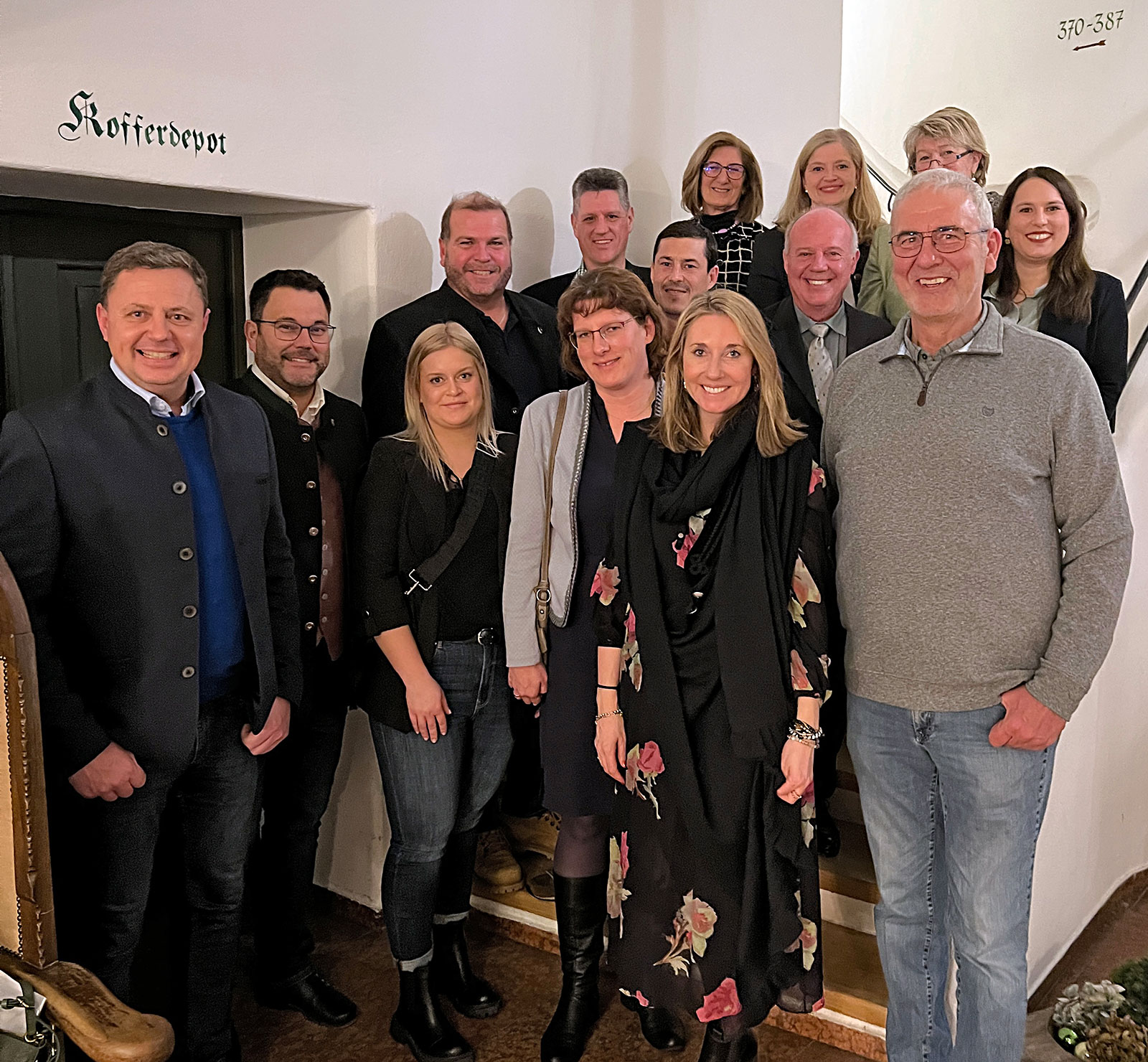 Auf dem Foto ist die Delegation aus dem Berchtesgadener Land um Landtagsabgeordneten Michael Koller (vorne links) und dem Kandidaten für die Bundestagswahlen Jürgen Reiner (vorne rechts) zusammen mit Kultusministerin Anna Stolz (vorne 2. von rechts) zu sehen.