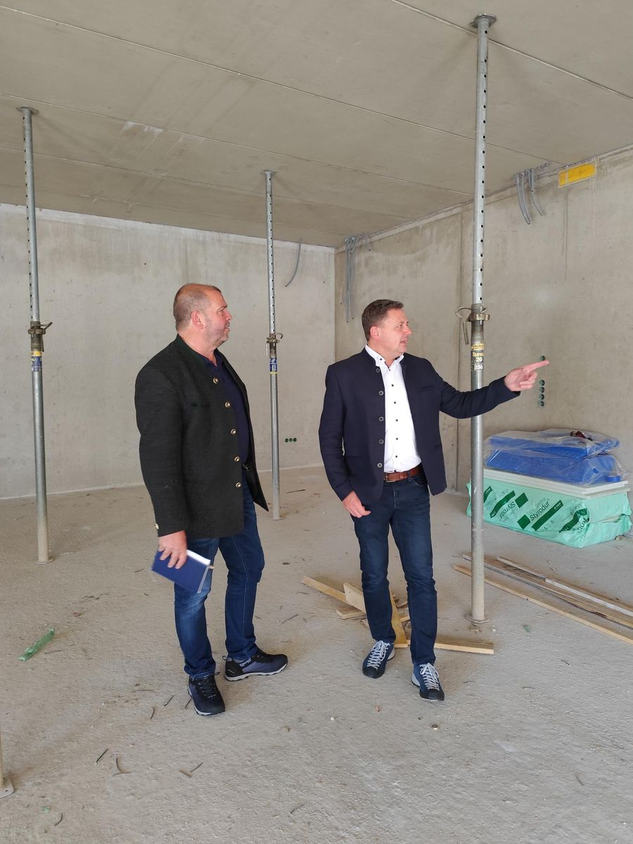 MdL Michael Koller besucht die Bausstelle beim Haus der Vereine