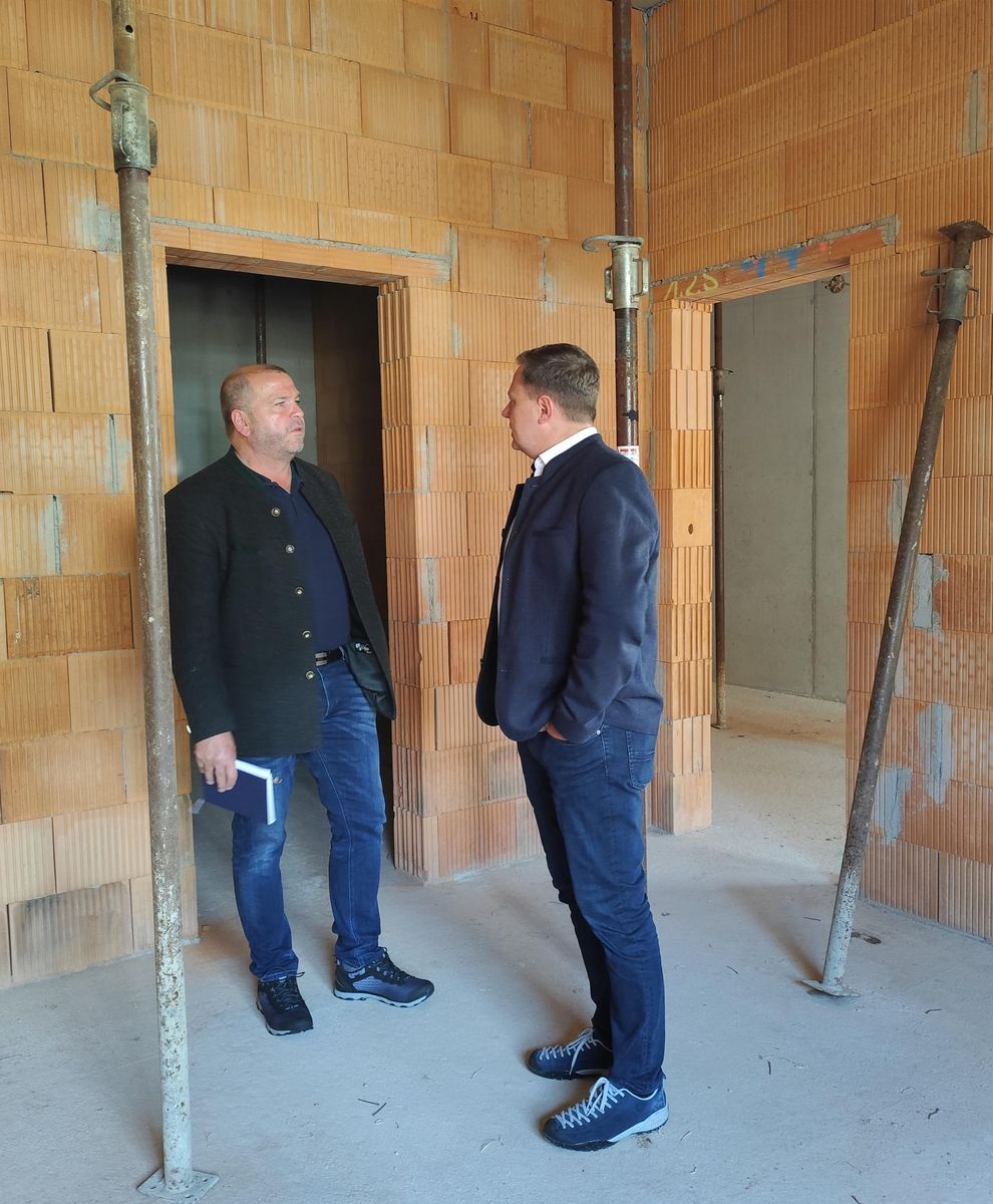 MdL Michael Koller besucht die Bausstelle beim Haus der Vereine