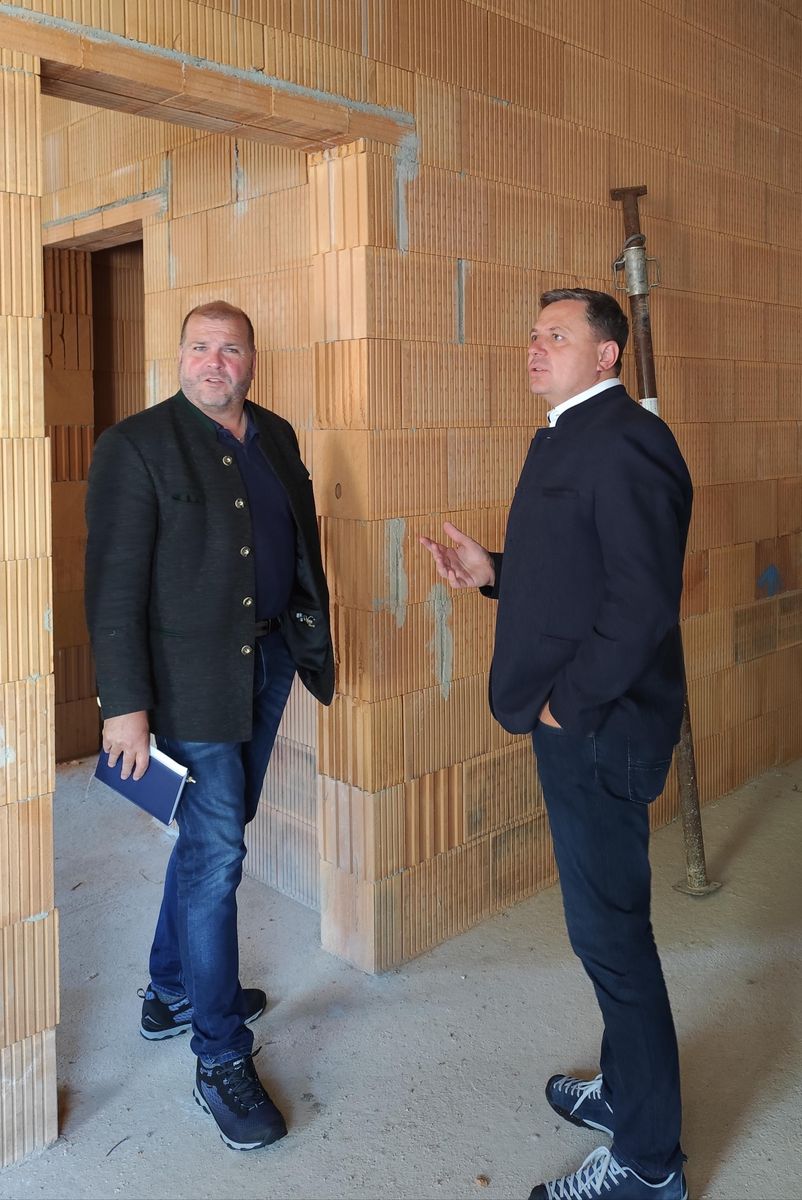 MdL Michael Koller besucht die Bausstelle beim Haus der Vereine