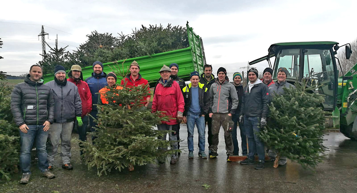 Mitglieder der FÜW Saaldorf-Surheim beim Einsammeln der Christbäume