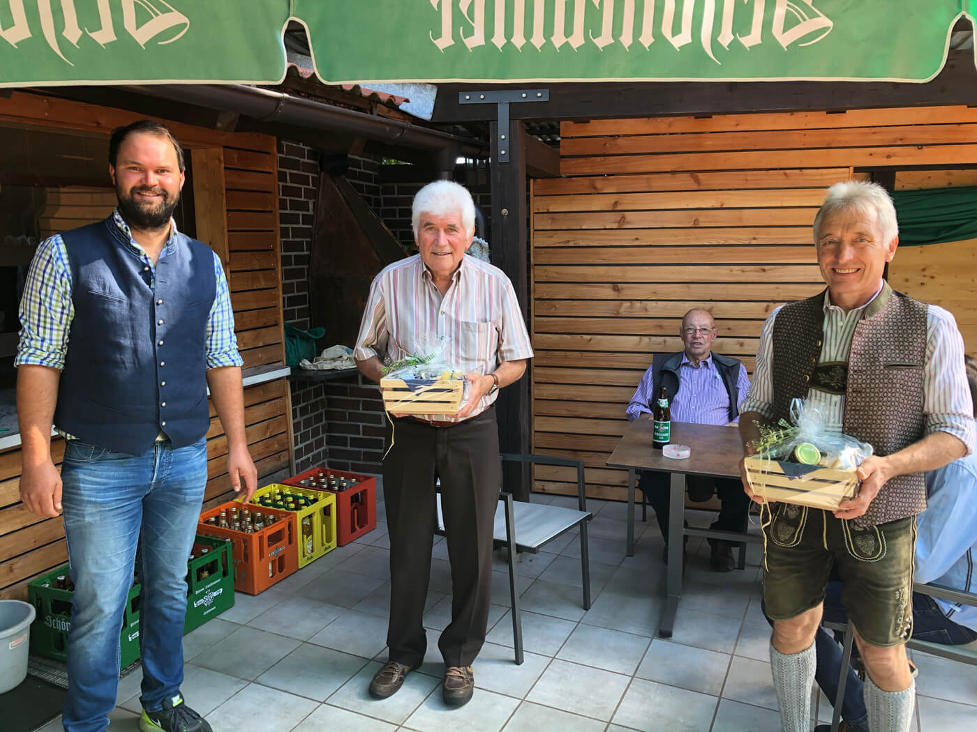 Ehrung der ausgeschiedenen Gemeinderäte von links nach rechts: Markus Auer, Franz Mooser, Hans Butzhammer