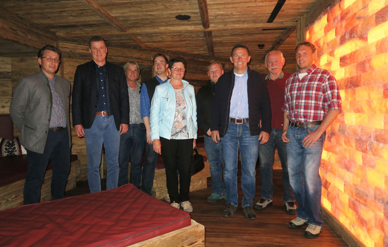 „Alpenhof“-Hotelier Stefan Zapletal (links) mit den Freien Wählern Schönau am Königssee im neuen Wasserbetten-Stadl mit Salzwand.