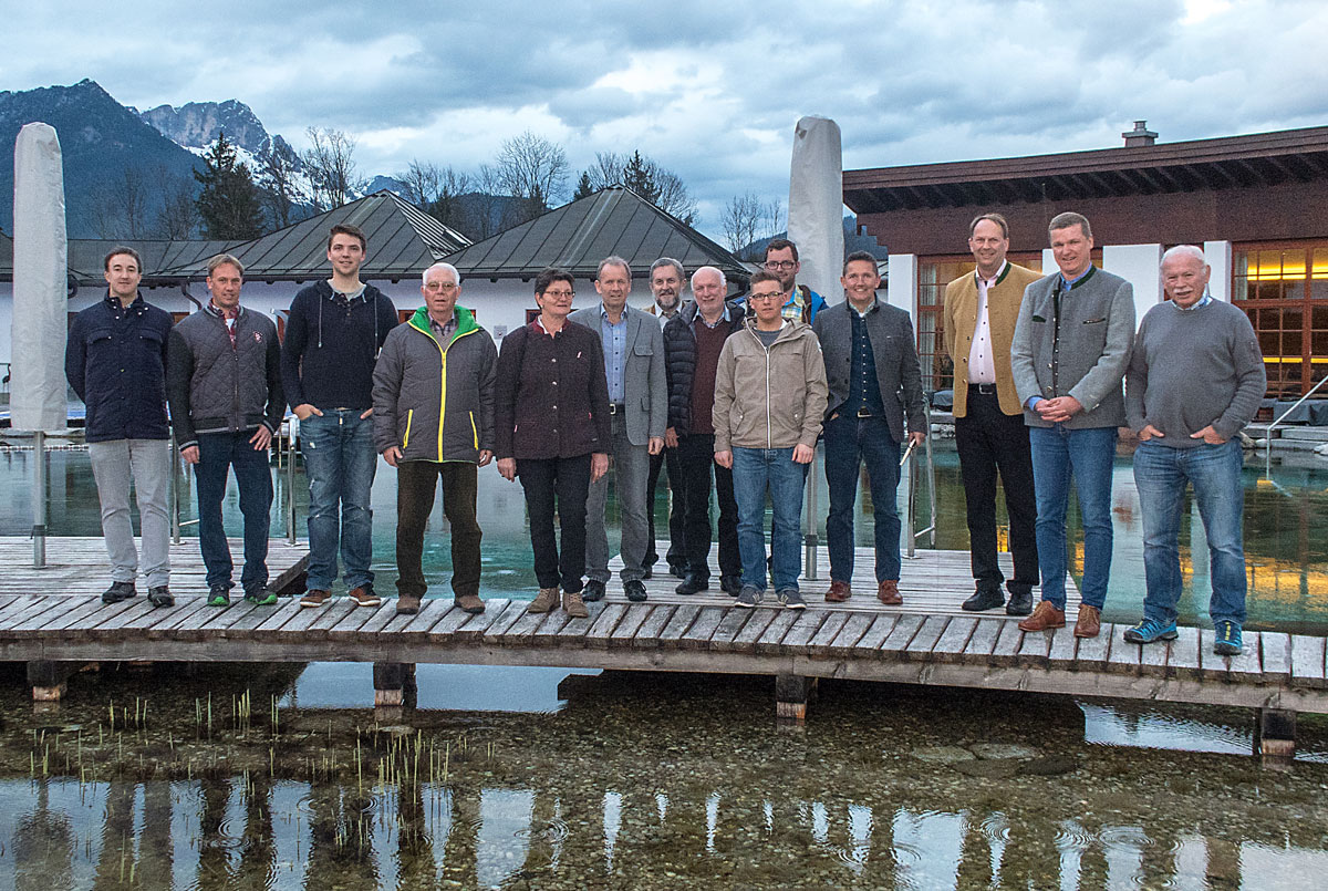 Hotelier Hans-Michael Angerer (Dritter v.r.) freute sich über das Engagement der Freien Wähler Schönau am Königssee und das Interesse der gekommenen Bürger