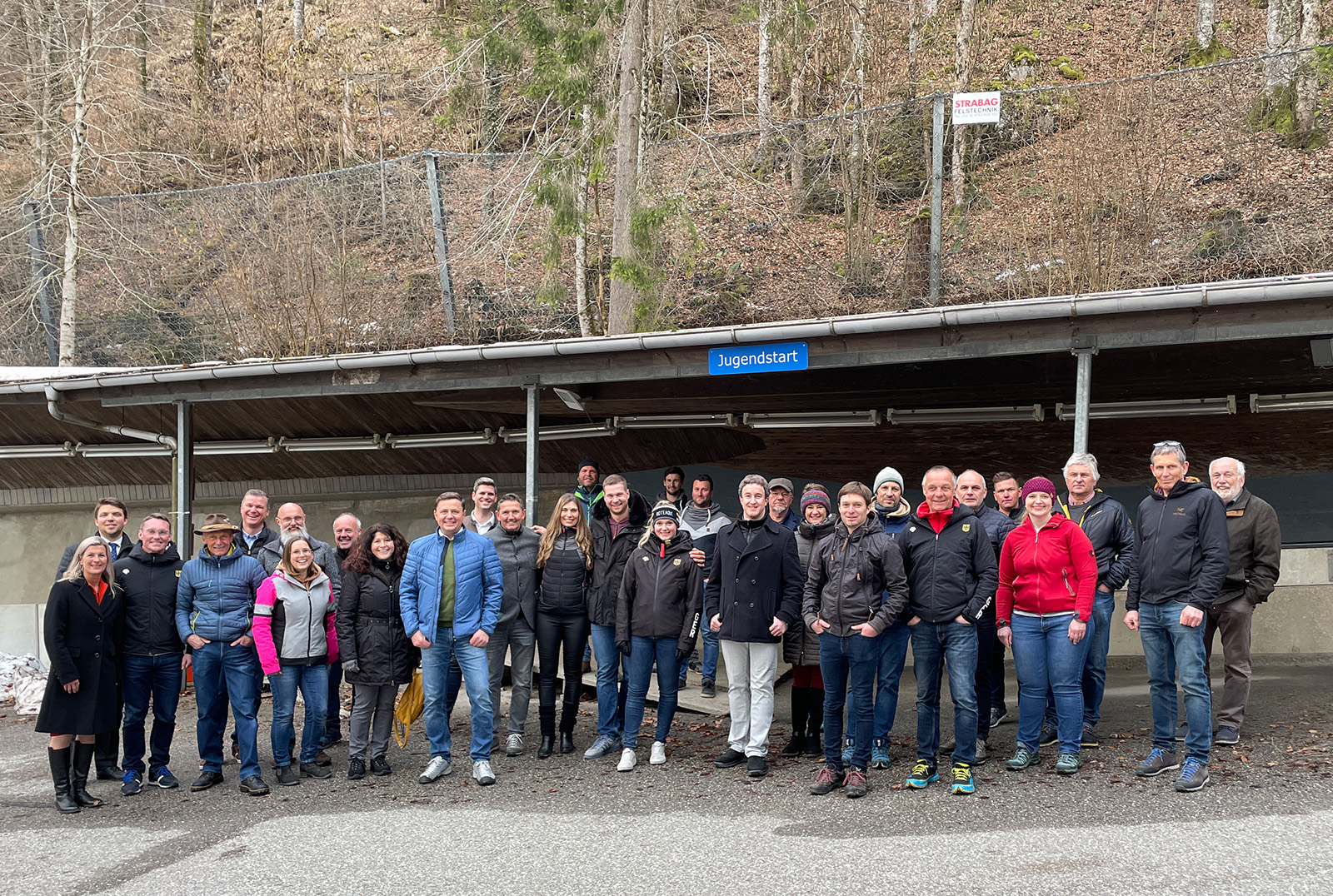 Wünschen sich eine schnelle Freigabe der intakten Bahn ab dem S1: Die Gemeinderats- und Kreistagsfraktion der Freien Wähler Berchtesgadener Land an der Bob- und Rodelbahn am Königssee