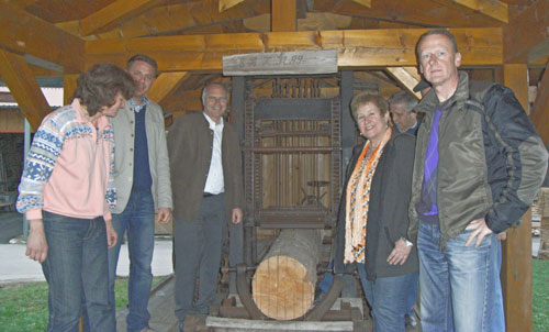 Marlies Strehhuber erklärt Michael Koller, Franz Schießl, Sissy Lang, Franz Gschwendner und Klaus Willberger das alte „Esterer-Gatter“ 