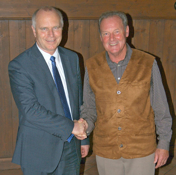 Altbürgermeister Lindner gratuliert Franz Schießl zur einstimmigen Nominierung