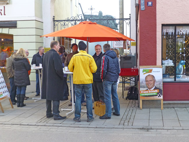 Informationsstand der FWG in Teisendorf, Bürgermeister Franz Schießl im Gespräch