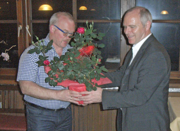 Peter Schuhbeck (links) überreicht dem scheidenden Bürgermeister, Franz Schießl, ein Abschiedsgeschenk.