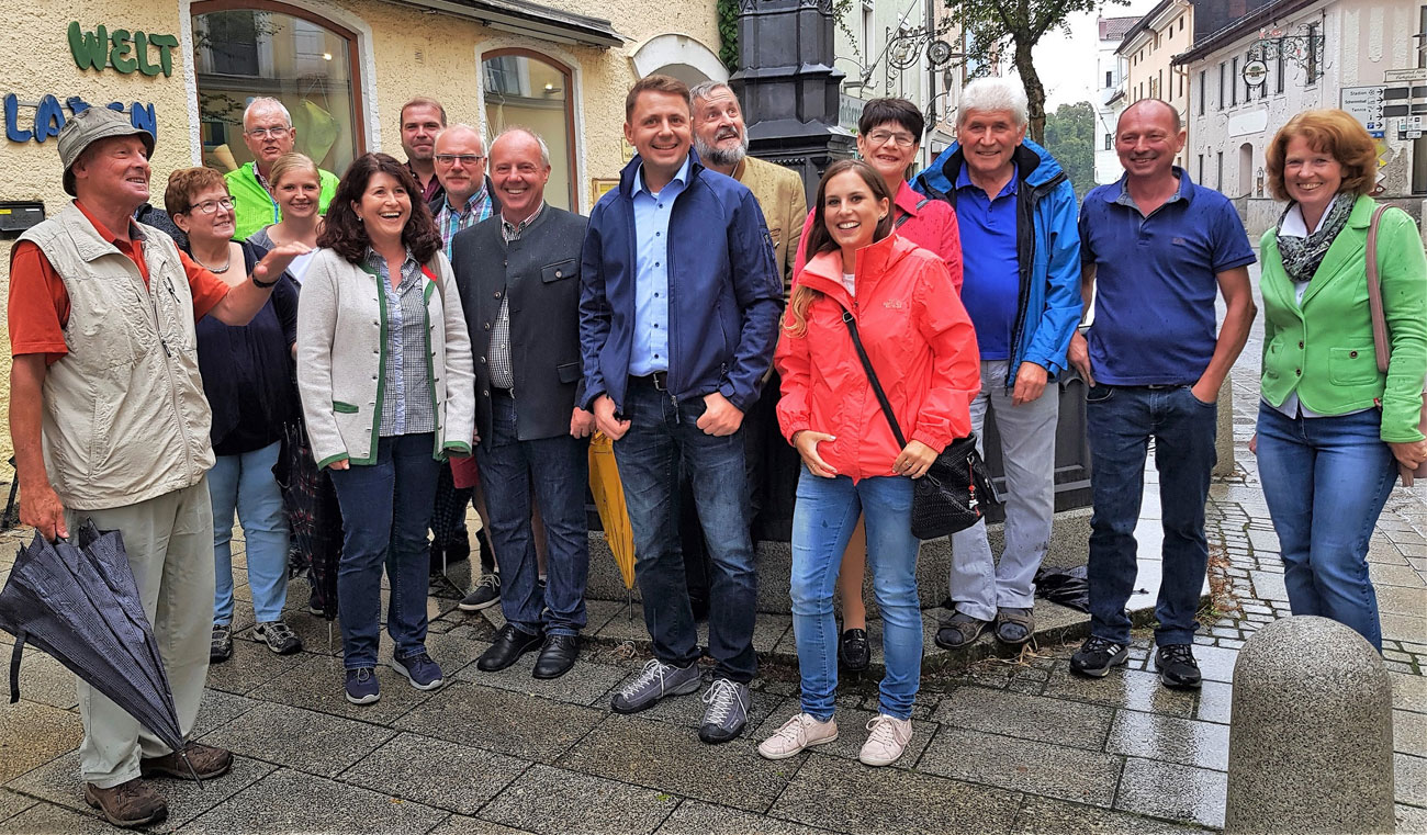 Im Bild: die Freien Wähler mit Landtagskandidat Michael Koller (Mitte) und Altbürgermeister Fritz Lindner (links)