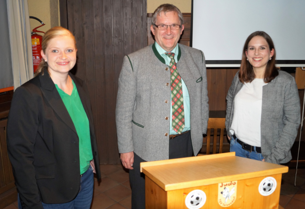 Auf dem Foto von links: 1. Vorsitzende FWG Teisendorf, Anita Niederstraßer, Kreisvorsitzender Dieter Nowak, stellv. Kreisvorsitzende Sabrina Stutz