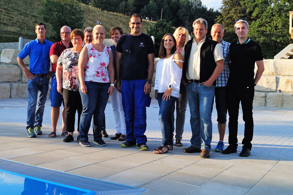 Foto v.l.n.r.: Fritz Gasser, Peter Schuhbeck, Sissy Lang, Johann Strähhuber, Anita Niederstraßer, Christine Hoferer, Hans Helminger, Sabrina Stutz, Inge Struwe, Norber Schader (2. Bürgermeister), Reinhard Struwe, Michael Noppinger   Fotografin: Bettina Schuhbeck