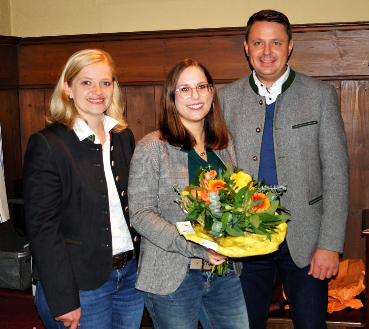 Ortsvorsitzende Anita Niederstraßer (links) und Landratskandidat Michaeel Koller (rechts) gratulierten Sabrina Stutz zur Nominierung als Bürgermeister-Kandidatin