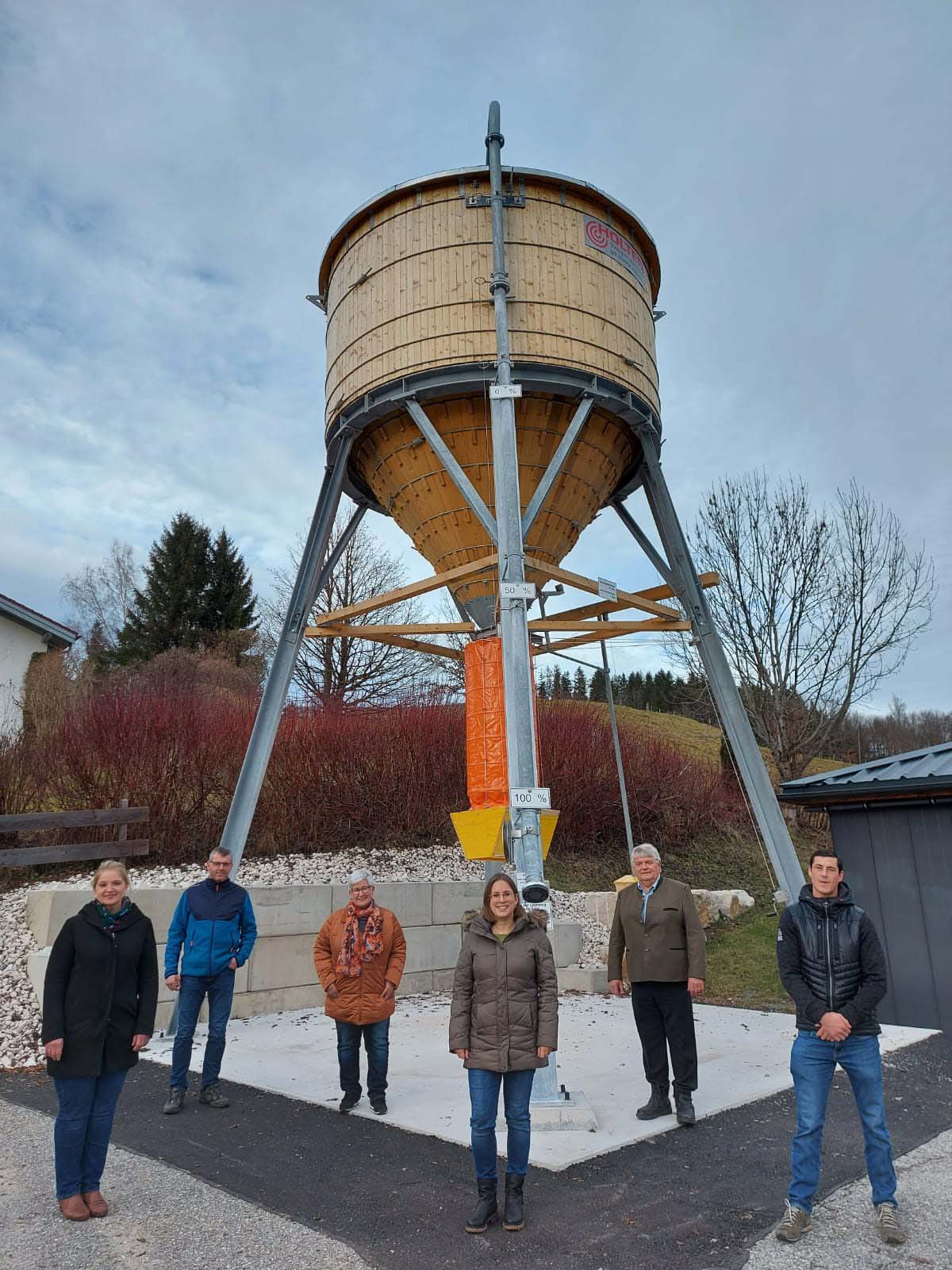 Die Gemeinderäte der FWG Teisendorf vor dem neuen Salzsilo