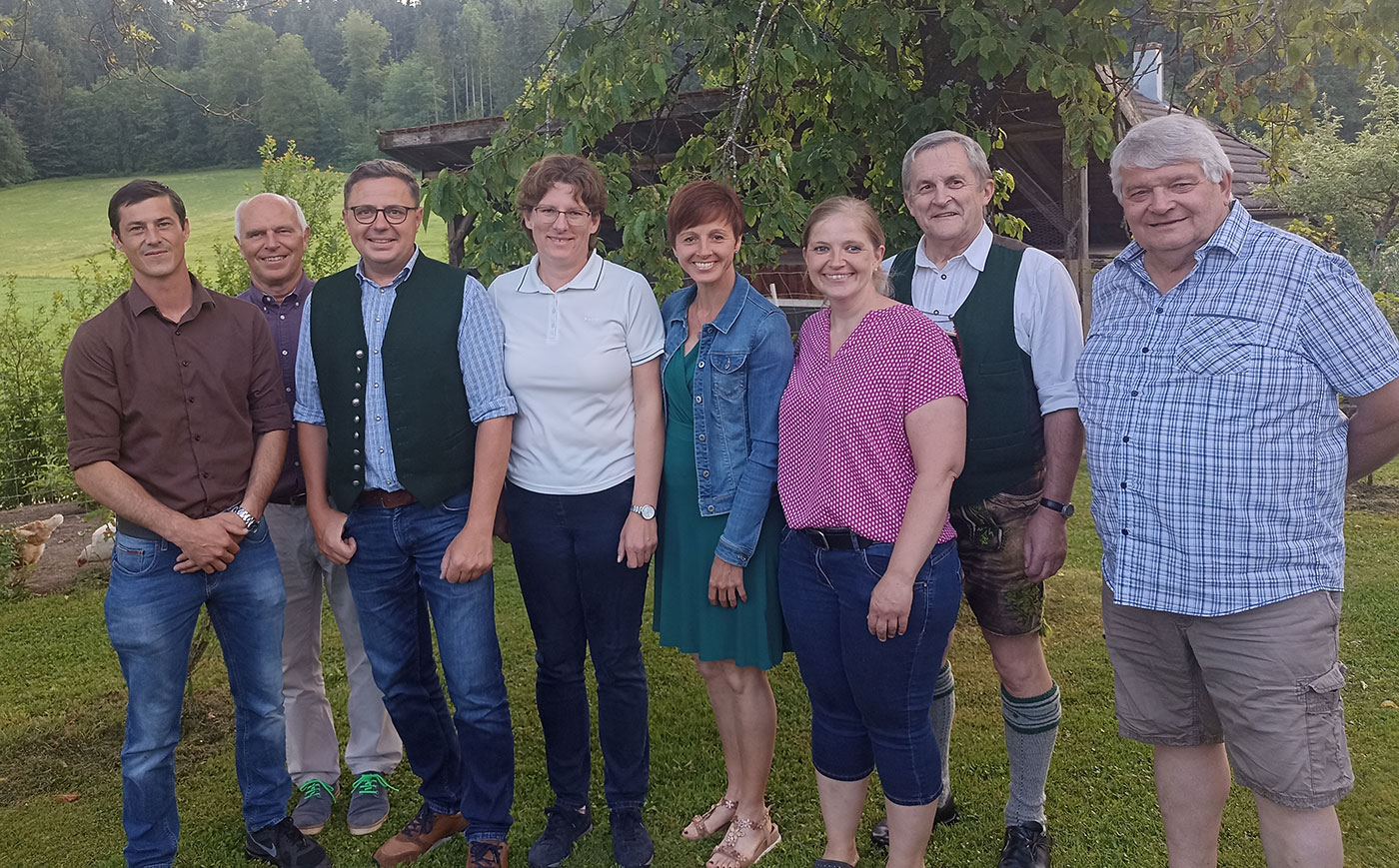 Landtagskandidat Michael Koller (3. von links) mit der Vorstandschaft der FWG Teisendorf. Mit auf dem Bild: Freie-Wähler-Kreisvorsitzender Dieter Nowak (2. von rechts), Kreisrätin Monika Veiglhuber (4. von links) und Altbürgermeister Franz Schießl (2. von links).