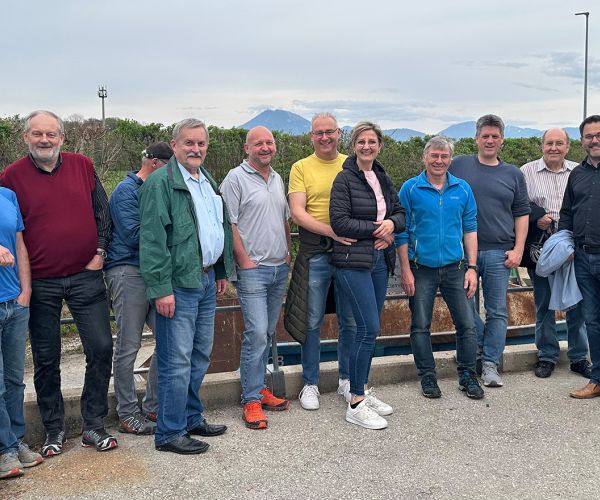 Besuchergruppe der FREIEN WÄHLER beim Wertstoffhof Mitterfelden mit Bürgermeister Martin Öttl (rechts)