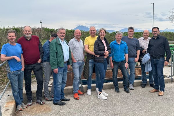 Besuchergruppe der FREIEN WÄHLER beim Wertstoffhof Mitterfelden mit Bürgermeister Martin Öttl (rechts)